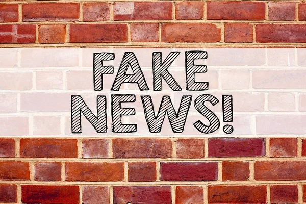 Konzeptionelle Ankündigungstextinspiration, die Fake News zeigt. Geschäftskonzept für Propagandazeitung Fake News auf altem Backsteinhintergrund mit Kopierraum — Stockfoto