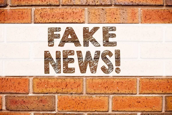 Εννοιολογική ανακοίνωση κειμένου Λεζάντα έμπνευση δείχνει Fake News. Επιχειρηματική ιδέα για προπαγάνδα εφημερίδα Fake News γραμμένο σε παλιό τούβλο φόντο με αντίγραφο χώρου — Φωτογραφία Αρχείου