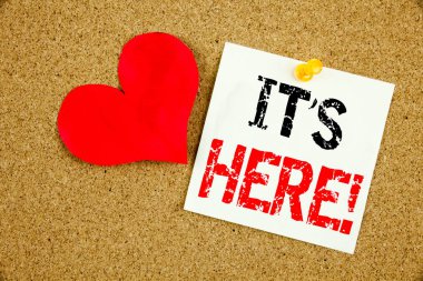 Kavramsal el bu gösterilen metin resim yazısı ilham yazma burada reklam ve yapışkan not, hatırlatma mantar arka plan kopya alanı ile yazılı aşk için kavramdır