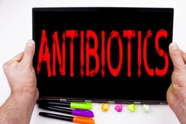 Antibiyotik tablete, ofiste marker, kalem, ileti örneği ile yazılmış metni. İş kavramı kopya alanı ile sağlık reçete uyuşturucu ilaç beyaz arka plan için