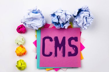 Yapışkan Not office vida kağıt topları ile yazılı Cms gösterilen metin yazma. Beyaz izole arka planda Cms Www için iş kavramı.