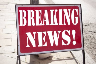 Kavramsal el Breaking News gösterilen metin resim yazısı ilham yazma. İş kavramı gazete eski duyuru yol işareti arka plan ve kopya alanı ile yazılmış Haberler için