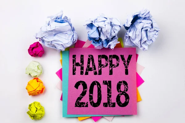 Escribir texto mostrando Feliz 2018 escrito en nota adhesiva en la oficina con bolas de papel de tornillo. Concepto de negocio para la celebración de vacaciones en el fondo blanco aislado . — Foto de Stock