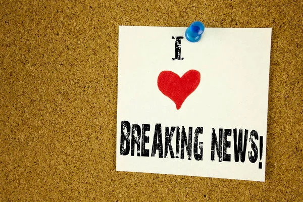 Texto escrito a mano título inspiración mostrando I Love Breaking News concepto significado Periódico noticias de actualidad Loving escrito en nota adhesiva, recordatorio de fondo aislado con espacio de copia — Foto de Stock