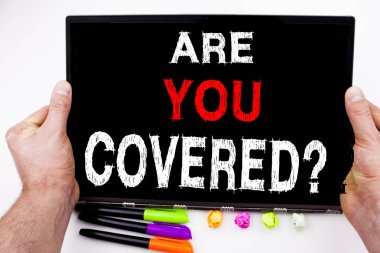 Soru tablete, marker, kalem, ileti örneği ile ofiste yazılı kapalı metin vardır. İş kavramı kopya alanı ile seyahat sigorta sağlık Emanet beyaz arka planı için