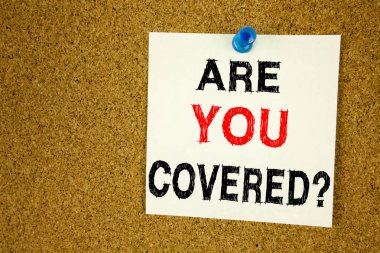 Kavramsal el soru gösterilen metin resim yazısı ilham yazma kaplı. Seyahat sigortası sağlık güvenliği yapışkan not hatırlatma mantar arka plan kopya alanı yazılı iş kavramı