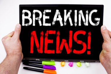 Son dakika haber metin tablete, ofiste marker, kalem, ileti örneği ile yazılmış. İş kavramı kopya alanı ile gazete haber beyaz arka planı için