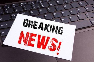 Dizüstü bilgisayar klavye üzerinde office yakın çekim yapılan haber metin yazma. Gazete Newsworkshop kırma için iş kavramı kopya alanı siyah zemin üzerine