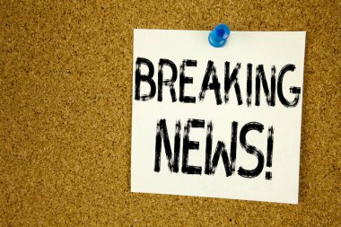 Kavramsal el Breaking News gösterilen metin resim yazısı ilham yazma. İş kavramı gazete yapışkan not, hatırlatma mantar arka plan kopya alanı ile yazılmış Haberler için