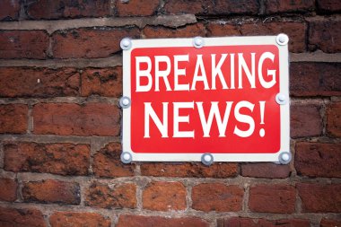 Gazete eski duyuru yol işareti ile arka plan ve kopya alanı üzerinde yazılı haber anlamı Breaking News kavramı gösterilen metin resim yazısı ilham yazma el