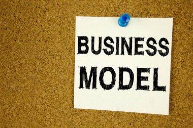 Kavramsal el iş modeli gösterilen metin resim yazısı ilham yazma. İş kavramı için dijital pazarlama yönetimi stratejisi üzerinde yapışkan not, hatırlatma mantar arka plan kopya alanı ile yazılmış