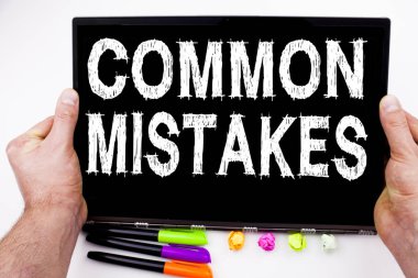 Ortak hatalar metin tablete, ofiste marker, kalem, ileti örneği ile yazılmış. Ortak Decisionmistakes için iş kavramı beyaz arka plan kopya alanı ile
