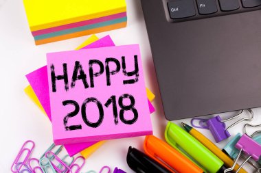 Mutlu ofis dizüstü, marker, kalem gibi çevre ile yapılan 2018 gösterilen metin yazma. İş kavramı kopya alanı ile tatil kutlama atölye beyaz arka planı için
