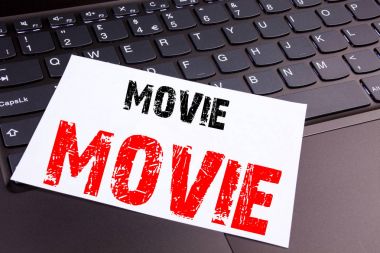 Dizüstü bilgisayar klavye üzerinde office yakın çekim yapılan film metin yazma. Eğlence Film Film Atölyesi için iş kavramı kopya alanı siyah zemin üzerine