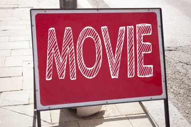 Kavramsal el film gösterilen metin resim yazısı ilham yazma. İş kavramı için eğlence Film Film duyuru yol işaret arka plan ve kopya alanı ile yazılı
