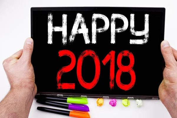 Feliz 2018 texto escrito en la tableta, ordenador en la oficina con marcador, pluma, papelería. Concepto de negocio para celebración navideña fondo blanco con espacio para copiar — Foto de Stock