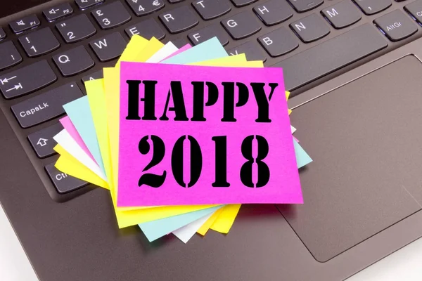 ラップトップ コンピューターのキーボードで office のクローズ アップでハッピー 2018年テキストを書き込む。コピー領域と背景の黒の休日の祭典のワーク ショップのためのビジネス コンセプト — ストック写真