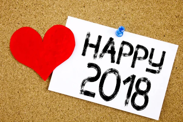 Conceptual escritura a mano texto pie de foto inspiración mostrando Happy 2018 concepto para celebración navideña y amor escrito en nota adhesiva, recordatorio fondo de corcho con espacio para copiar — Foto de Stock