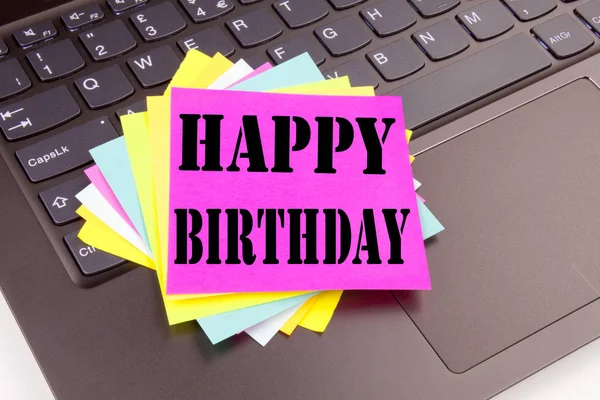 Escribir Feliz Cumpleaños texto hecho en el primer plano de la oficina en el teclado del ordenador portátil. Concepto de negocio para el Taller de Celebración del Aniversario sobre fondo negro con espacio para copiar — Foto de Stock