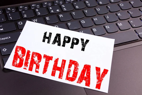 Escribir Feliz Cumpleaños texto hecho en el primer plano de la oficina en el teclado del ordenador portátil. Concepto de negocio para el Taller de Celebración del Aniversario sobre fondo negro con espacio para copiar — Foto de Stock