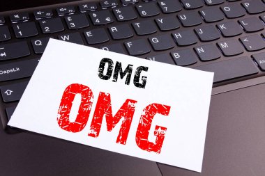 Dizüstü bilgisayar klavye üzerinde office yakın çekim yapılan Omg Oh My God metin yazma. Sürpriz mizah atölye için iş kavramı kopya alanı siyah zemin üzerine
