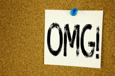 Kavramsal el OMG Oh My God gösterilen metin resim yazısı ilham yazma. Sürpriz yapışkan not, hatırlatma mantar arka plan kopya alanı ile yazılı mizah için iş kavramı