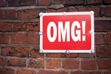 Omg Oh My God kavramı sürpriz eski duyuru yol işareti ile arka plan ve kopya alanı üzerinde yazılı mizah anlam gösterilen metin resim yazısı ilham yazma el