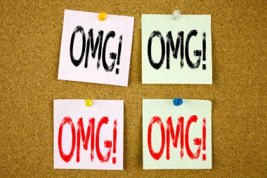 Kavramsal el metin resim yazısı ilham OMG Oh My God iş kavramı için sürpriz mizah gösterilen renkli yapışkan not yakın çekim yazma