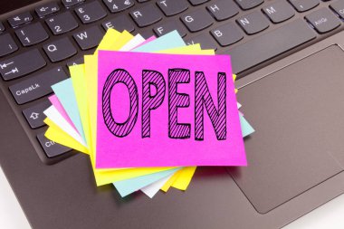 Dizüstü bilgisayar klavye üzerinde office yakın çekim yapılan açık metin yazma. İş kavramı kopya alanı ile siyah arka plan üzerine salonu açılış atölye için