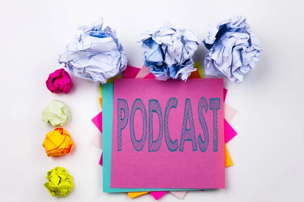 Scrivere testo mostrando Podcast scritto su nota adesiva in ufficio con palle di carta a vite. Business concept per Internet Broadcasting Concetto sullo sfondo bianco isolato . — Foto Stock