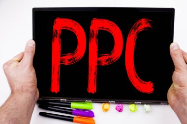PPC - ofiste marker, kalem, ileti örneği ile tablet üzerinde yazılı tıklayın metin başına ödeme. İş kavramı kopya alanı ile Internet Seo para beyaz arka planı için