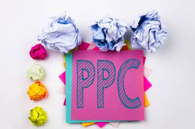 PPC - yapışkan not office vida kağıt topları ile yazılı tıklama başına ödeme gösterilen metin yazma. Beyaz izole arka planda Internet Seo para için iş kavramı.