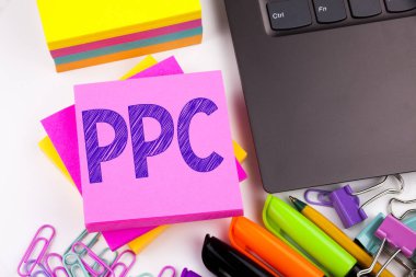 PPC - ofiste dizüstü, marker, kalem gibi çevre ile yapılan tıklama başına ödeme gösterilen metin yazma. İş kavramı Internet Seo para atölye beyaz arka plan kopya alanı için