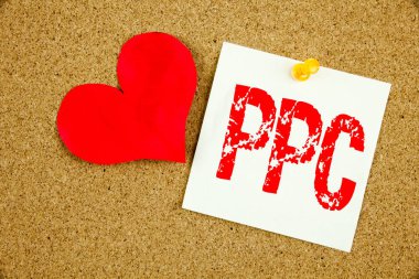 Kavramsal el PPC - Pay per Click kavramı Internet Seo para ve yapışkan not, hatırlatma mantar arka plan kopya alanı ile yazılı aşk için gösterilen metin resim yazısı ilham yazma