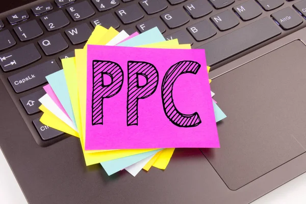 Yazma Ppc - ofis yakın çekim dizüstü bilgisayar klavye üzerinde yapılan tıklayın metin başına ödeme. Internet Seo para atölye için iş kavramı kopya alanı siyah zemin üzerine