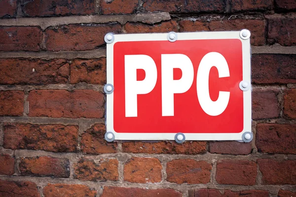 Hand schrijven tekst bijschrift inspiratie Ppc - Pay-per-klik-concept wat betekent Internet Seo geld geschreven op oude aankondiging verkeersbord met achtergrond en kopie ruimte tonen — Stockfoto