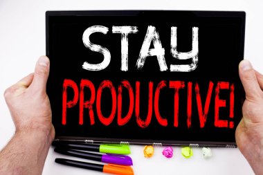 Tablete, ofiste marker, kalem, ileti örneği ile yazılmış üretken metni kalın. İş kavramı konsantrasyonu verimliliği verimlilik beyaz arka plan kopya alanı ile için