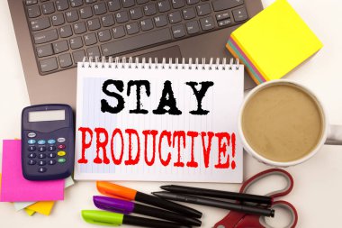 Dizüstü marker kalem Kırtasiye kahve iş kavramı konsantrasyonu verimliliği verimlilik atölye arka plan kopya alanı için gibi çevre ile ofiste kal verimli yazma kelime