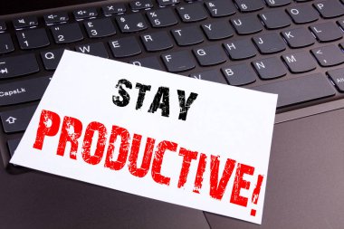 Üretken kalın metin ofis dizüstü bilgisayar klavye yakın çekim yapılan yazma. Konsantrasyon verimliliği verimlilik atölye için iş kavramı kopya alanı siyah zemin üzerine