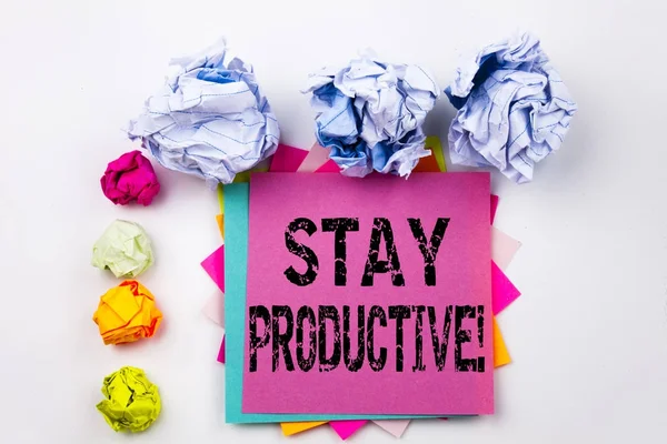 Scrivere testo mostrando Stay Productive scritto su nota adesiva in ufficio con palle di carta a vite. Concetto di business per l'efficienza di concentrazione Produttività sullo sfondo bianco isolato . — Foto Stock