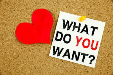 Kavramsal el soru ne istiyorsun kavramı gol motivasyon planı ve yapışkan not hatırlatma mantar arka plan kopya alanı üzerinde yazılı aşk için gösterilen metin resim yazısı ilham yazma