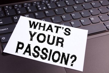 Dizüstü bilgisayar klavye office yakın çekim yapılan soru ne olduğunu Your Passion metin yazma. Gol motivasyon planı atölye çalışması için iş kavramı kopya alanı siyah zemin üzerine