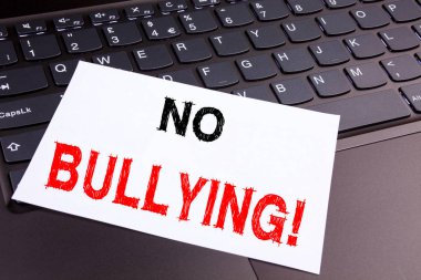 Bullying dizüstü bilgisayar klavye üzerinde office yakın çekim yapılan metin yazma. İş kavramı Bullies önleme karşı okul çalışmaları için veya siber Internet taciz siyah arka plan