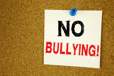Aşk Bullies önleme karşı okul çalışmaları ya da siber Internet yapışkan notu üzerinde yazılı taciz anlamı giriş kavramı gösterilen metin resim yazısı ilham yazma hiçbir Bullying el uyarı mektubu