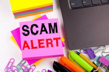 Scam uyarısı ofis yakın çekim dizüstü bilgisayar klavye üzerinde yapılan metin yazma. Scam Uyarısı için iş kavramı kopya alanı siyah zemin üzerine