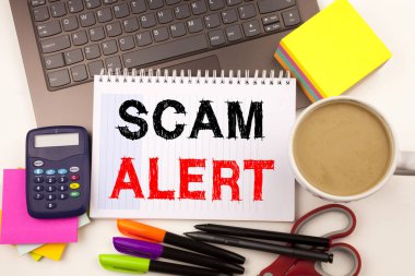 Scam uyarısı ofis yakın çekim dizüstü bilgisayar klavye üzerinde yapılan metin yazma. Scam Uyarısı için iş kavramı kopya alanı siyah zemin üzerine