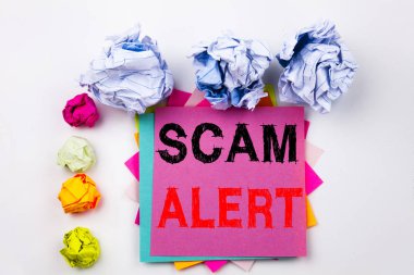 Aldatmaca yapışkan not office vida kağıt topları ile yazılı uyarı gösterilen metin yazma. Beyaz izole arka planda Scam Uyarısı için iş kavramı.