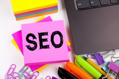 SEO arama motoru optimizasyonu dizüstü bilgisayar klavye üzerinde office yakın çekim yapılan metin yazma. Seo için iş kavramı kopya alanı siyah zemin üzerine