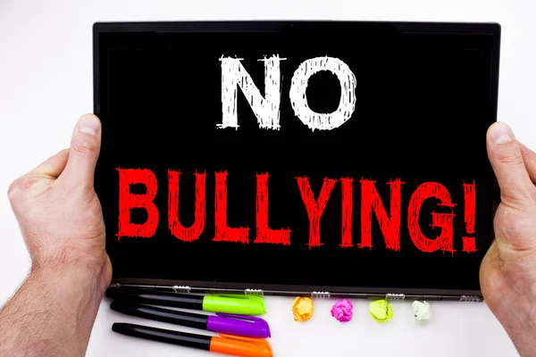Marker, kalem, ileti örneği ile ofiste tablet üzerinde yazılı Bullying metin yok. Zorbalar önleme karşı okul çalışmaları veya siber Internet taciz beyaz arka plan iş kavramı