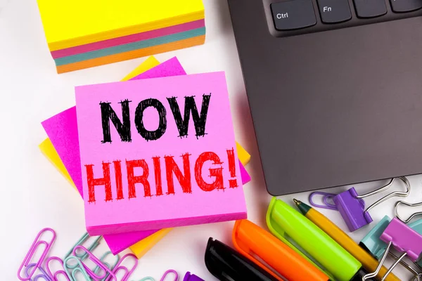 Şimdi Kiralama laptop, marker, kalem gibi çevre ile ofiste yapılan gösterilen metin yazma. İşe Alım ve reklam beyaz arka plan kopya alanı ile işe iş için iş kavramı
